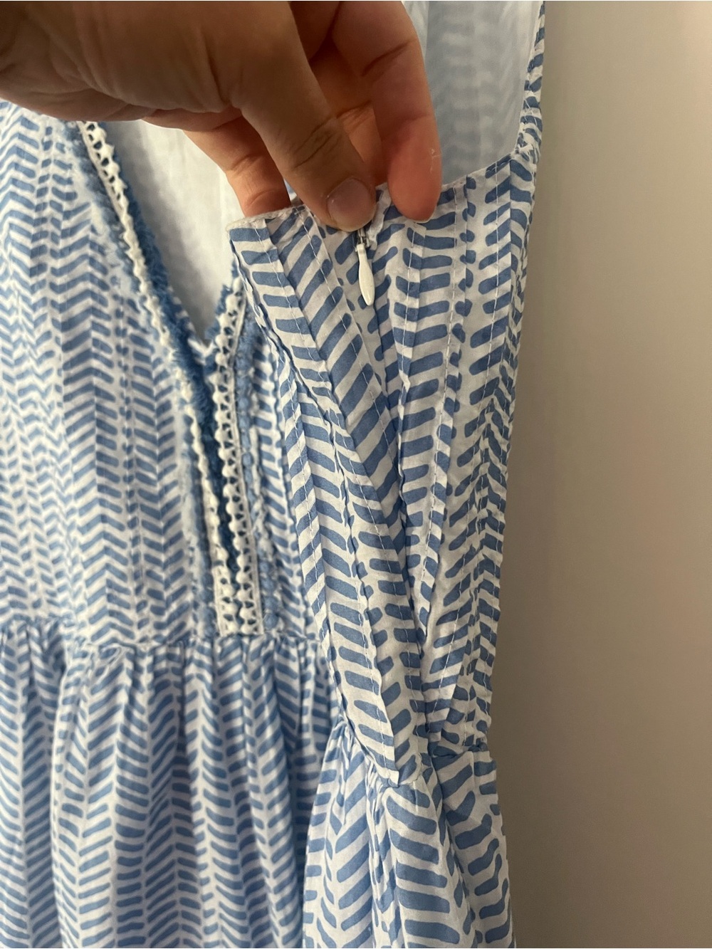 Vineyard Vines Blue and White Sleeveless V-Neck Printed Dress - Picture 3 of 5